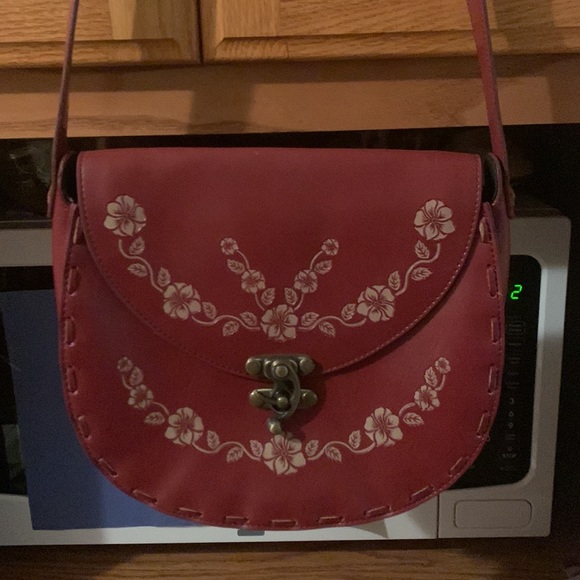 Super cute, vinyl bag with flower details and stitching - Picture 2 of 13